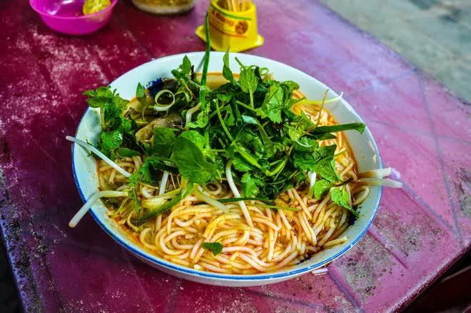 Khách Tây mê mẩn đồ ăn Việt Nam: Ẩm thực ở đây ngon nhất châu Á - Ảnh 2.