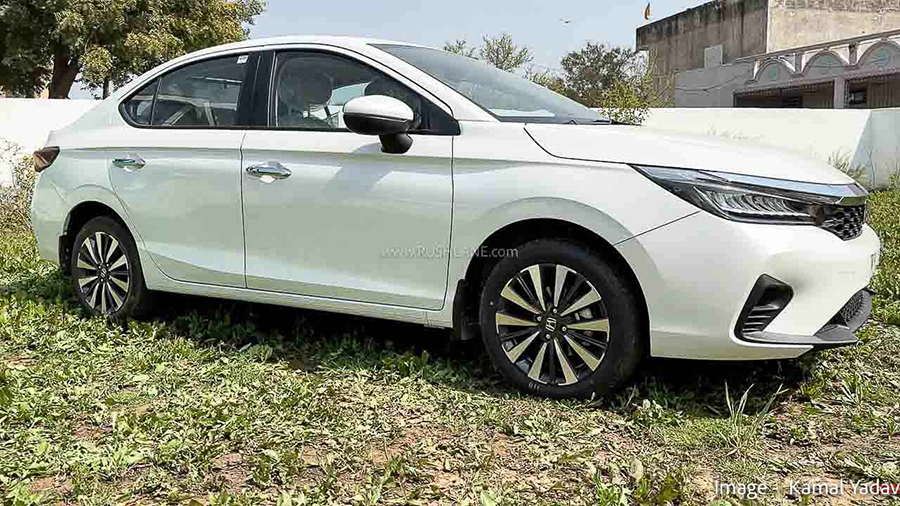 Honda City 2023 lần đầu lộ diện ngoài đời thực: Có cửa sổ trời, màn hình to sau vô-lăng, về Việt Nam sẽ làm khó Vios - Ảnh 4.