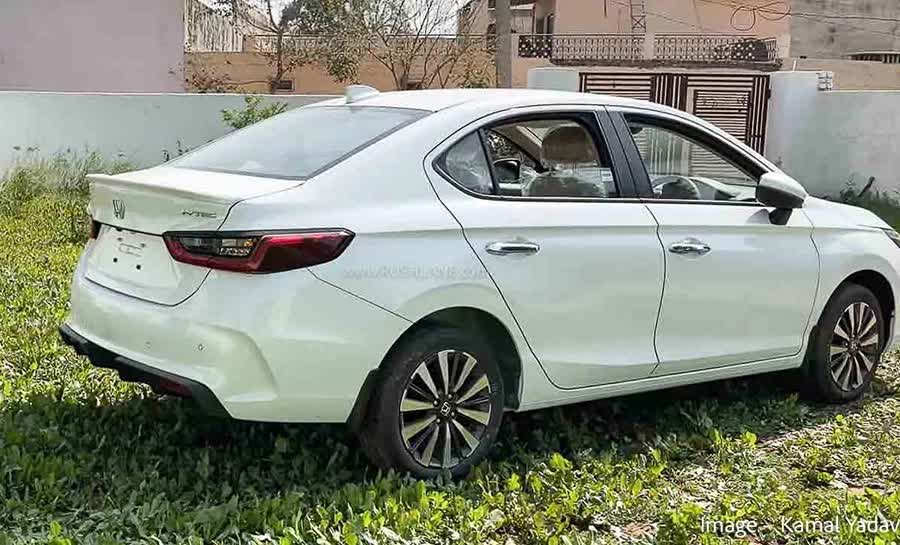 Honda City 2023 lần đầu lộ diện ngoài đời thực: Có cửa sổ trời, màn hình to sau vô-lăng, về Việt Nam sẽ làm khó Vios - Ảnh 3.