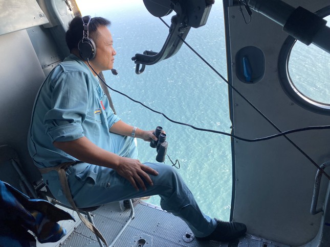 Hình ảnh Không quân Việt Nam tìm kiếm 2 thuyền viên mất tích - Ảnh 5.