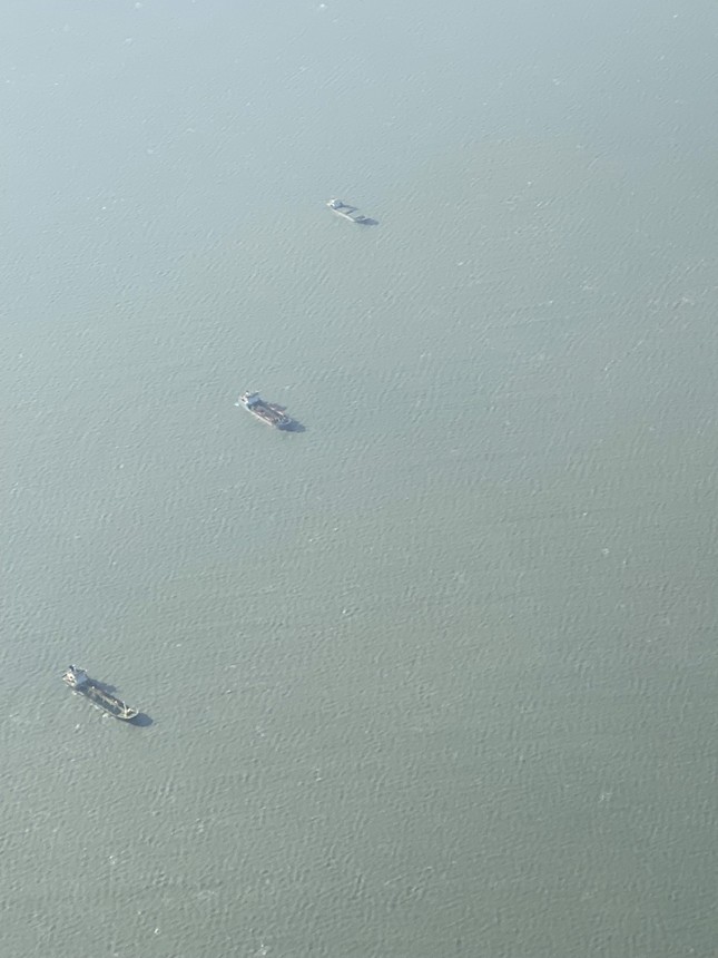 Hình ảnh Không quân Việt Nam tìm kiếm 2 thuyền viên mất tích - Ảnh 4.