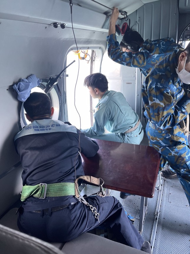 Hình ảnh Không quân Việt Nam tìm kiếm 2 thuyền viên mất tích - Ảnh 1.