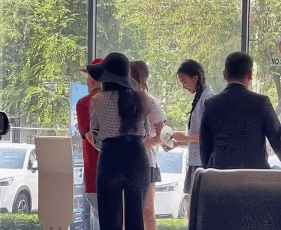 MC Quyền Linh đi dép tổ ong cùng gia đình mua xe, netizen tiết lộ tính cách thật của 2 ái nữ ngoài đời - Ảnh 1.