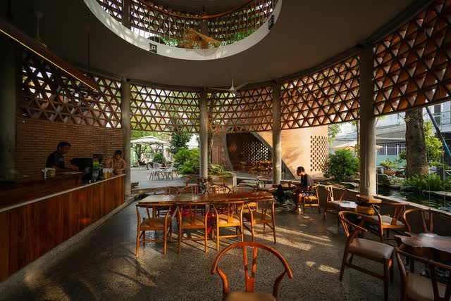 Biên Hòa: Lạ mắt với quán cà phê trông như cây nấm, có hồ cá Koi đắt giá - Ảnh 11.