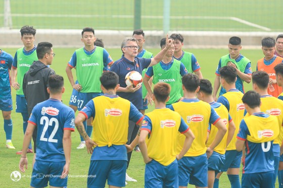 Với HLV Philippe Troussier, không có ai là... an toàn - Ảnh 2.