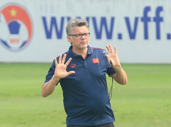 Với HLV Philippe Troussier, không có ai là... an toàn - Ảnh 1.