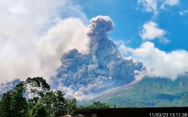 Núi lửa Merapi tại Indonesia hoạt động, phun ra đám mây nóng cao 7 km - Ảnh 1.