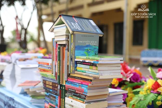 Siberian Wellness quyên góp hơn 600 cuốn sách quý cho trường THCS Xuân Cẩm trong hành trình “Mỗi cuốn sách, một cây xanh” - Ảnh 1.