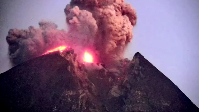 Núi lửa Merapi tại Indonesia hoạt động, phun ra đám mây nóng cao 7 km - Ảnh 2.