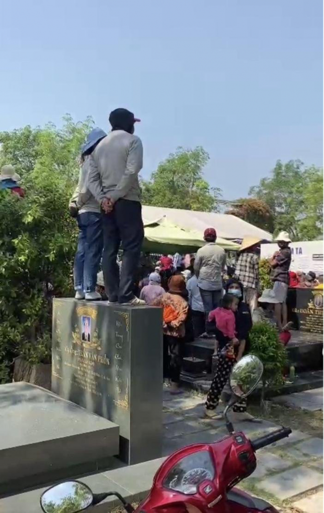  Phần mộ một nghệ sĩ nổi tiếng bị hư hỏng sau cảnh người dân chen lấn, giẫm đạp lúc đưa tang NSƯT Vũ Linh  - Ảnh 2.