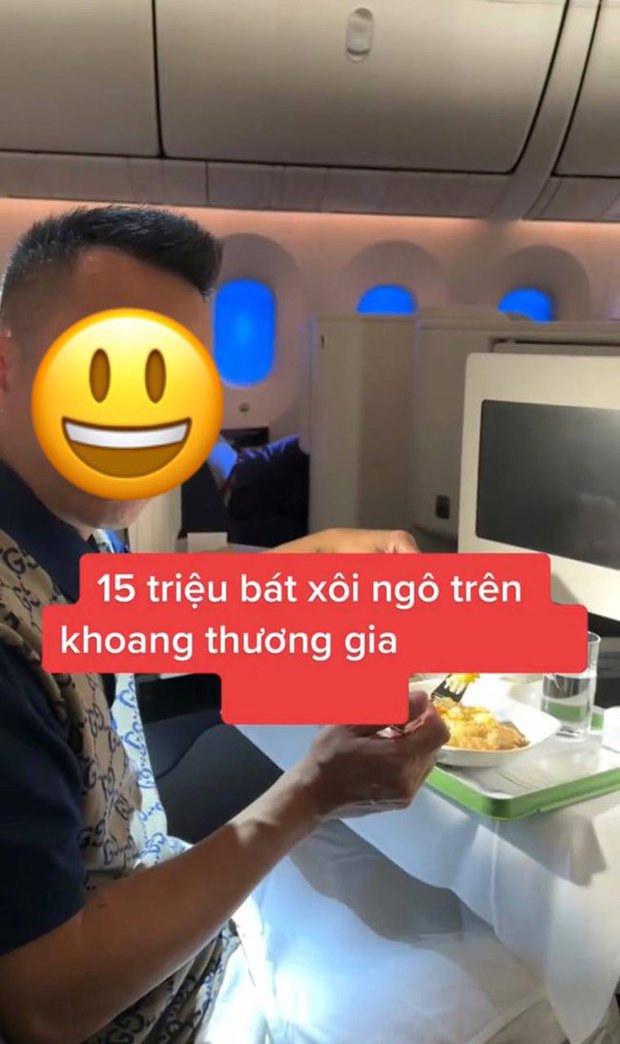 Review bát xôi ngô 15 triệu đồng trên máy bay, TikToker bị cộng đồng mạng chê bai dữ dội vì làm màu quá - Ảnh 1.