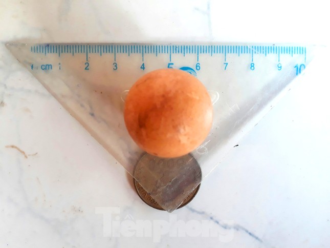 Kỳ lạ gà trống đẻ trứng nhỏ chỉ bằng đồng xu - Ảnh 4.