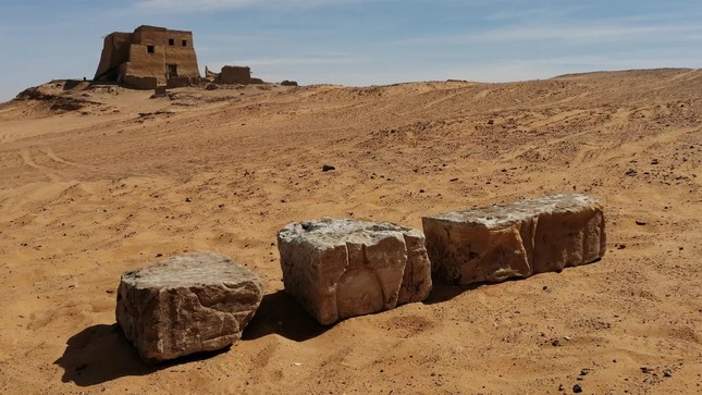 Phát hiện ngôi đền cổ 2.700 năm tuổi với những dòng chữ tượng hình ở Sudan - Ảnh 1.