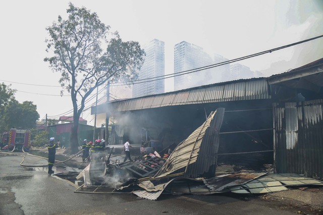 Hà Nội: Cháy lớn thiêu rụi kho vật liệu xây dựng cạnh cây xăng tại Tây Mỗ - Ảnh 11.