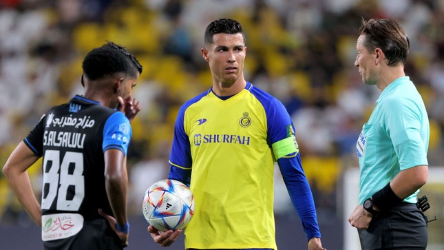 Ronaldo lại phản ứng cay cú dù đội nhà chiến thắng - Ảnh 1.