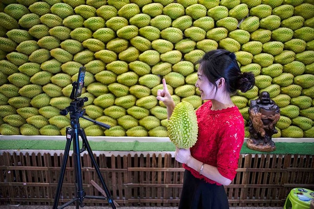 Ngôi làng làm giàu bằng điện thoại, thu nhập 3 ngày bằng người khác cày cả năm: Sáng lái xe lam 3 bánh nhưng tối lại đi siêu xe thể thao - Ảnh 2.