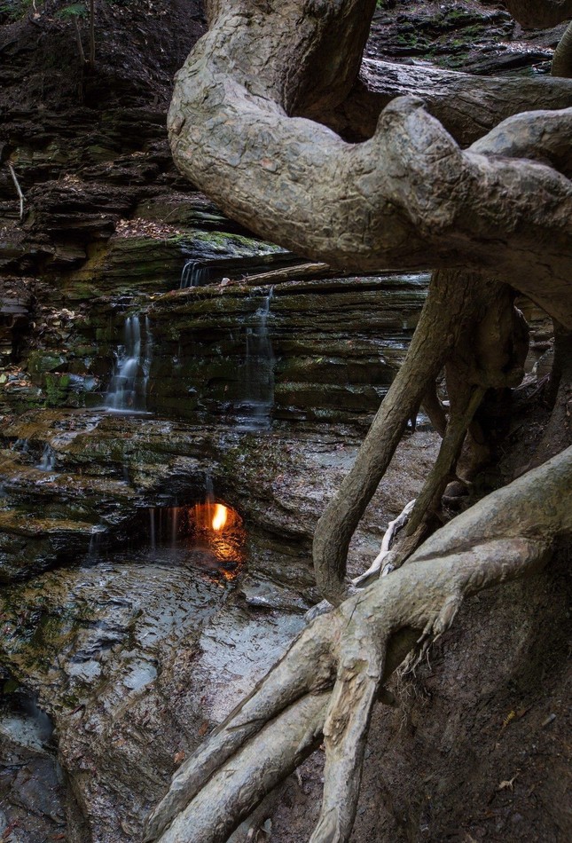 Vẫn chưa có lời giải về ngọn lửa không bao giờ tắt bên trong thác nước - Ảnh 9.