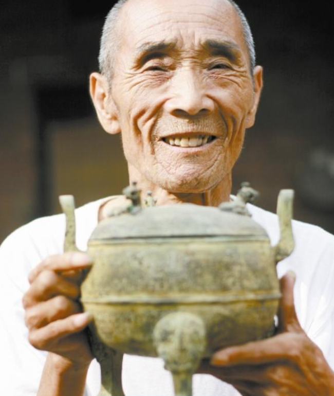 Cụ ông 80 tuổi làm giàu từ đồ giả: Giúp cả làng ăn nên làm ra, một năm kiếm về hơn 500 tỷ đồng nhờ hàng nhái - Ảnh 2.
