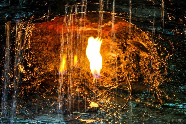 Vẫn chưa có lời giải về ngọn lửa không bao giờ tắt bên trong thác nước - Ảnh 4.