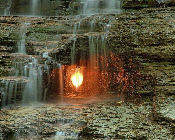 Vẫn chưa có lời giải về ngọn lửa không bao giờ tắt bên trong thác nước - Ảnh 2.