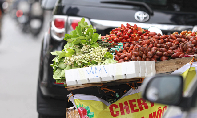 Đặc sản Sơn La nhuộm đỏ chợ mạng: Tiểu thương tiết lộ dâu Mộc Châu nhập từ vườn giá thấp nhất là 100k/kg - Ảnh 1.