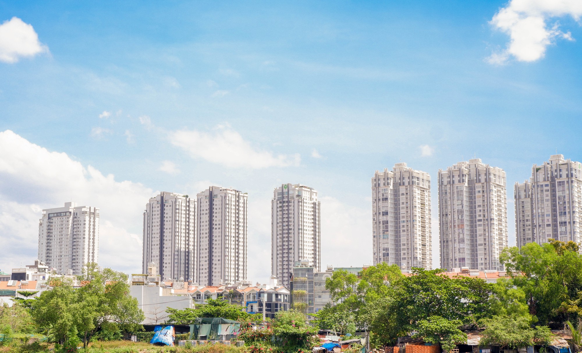 [Photo Essay] Điểm tên những tòa chung cư có thể mua về ở ngay chỉ với khoảng 2 tỷ đồng tại TPHCM - Ảnh 5.