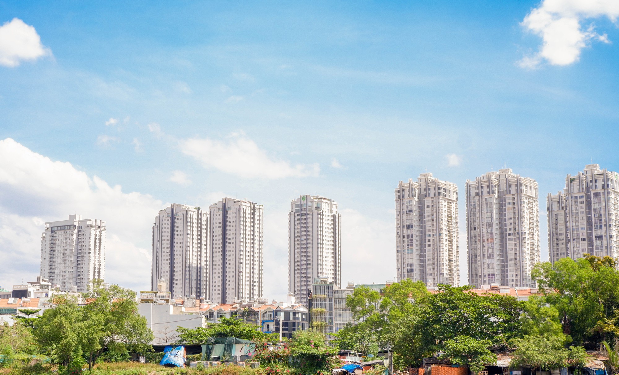 [Photo Essay] Điểm tên những tòa chung cư có thể mua về ở ngay chỉ với khoảng 2 tỷ đồng tại TPHCM - Ảnh 5.