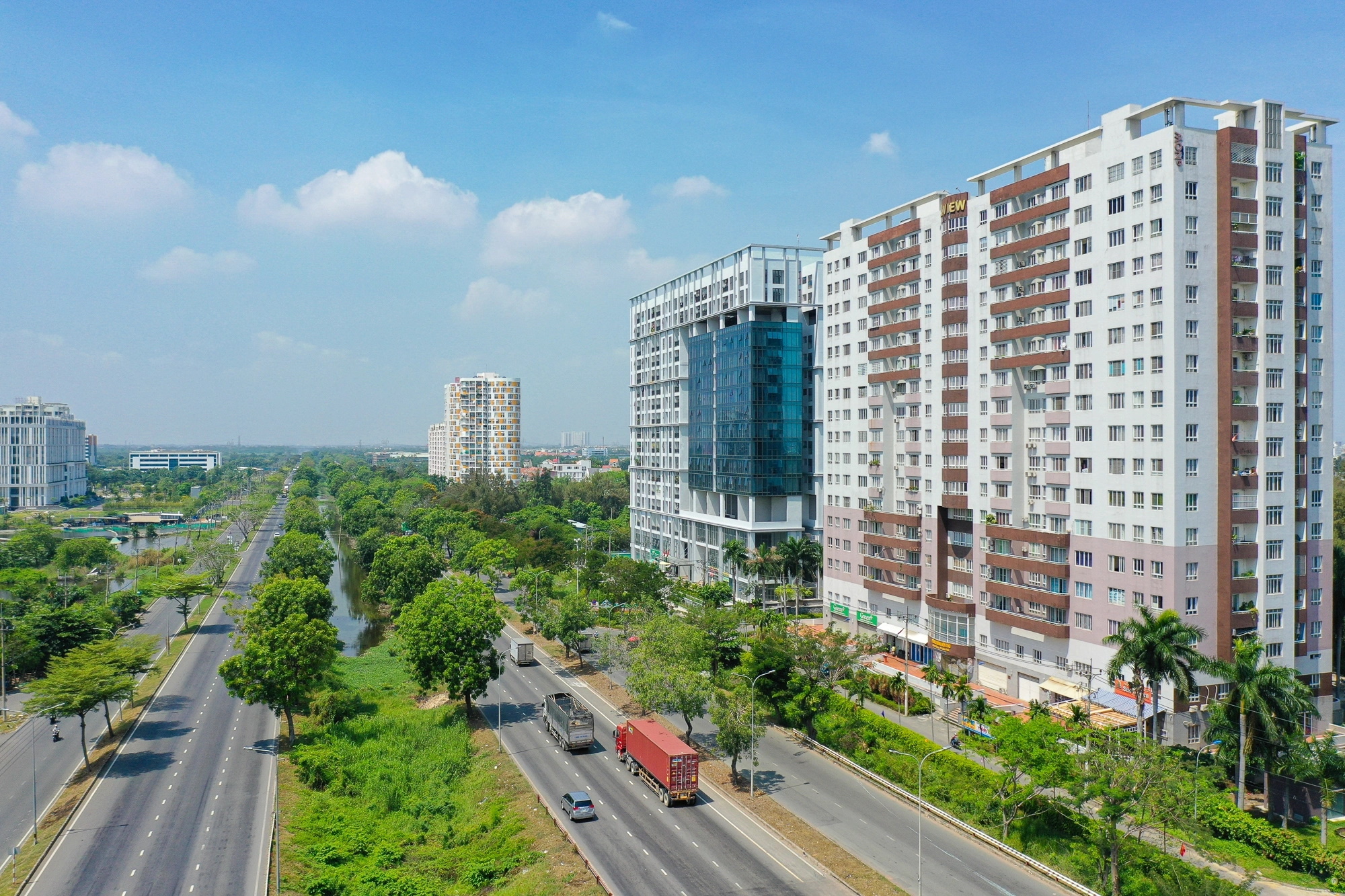 [Photo Essay] Điểm tên những tòa chung cư có thể mua về ở ngay chỉ với khoảng 2 tỷ đồng tại TPHCM - Ảnh 6.