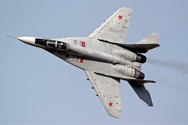 Thành viên NATO đầu tiên gửi máy bay chiến đấu cho Ukraine - Ảnh 1.