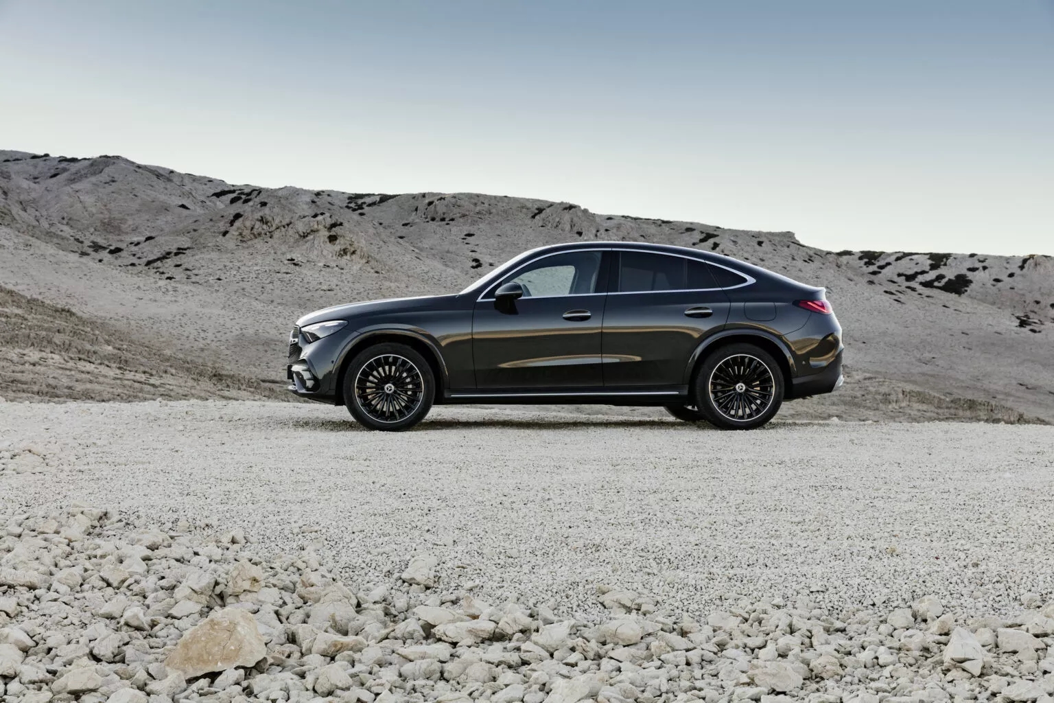 Ra mắt Mercedes-Benz GLC Coupe 2023: Cái gì cũng to lớn hơn, cạnh tranh X4 với nhiều đồ chơi công nghệ, về Việt Nam trong thời gian gần - Ảnh 2.