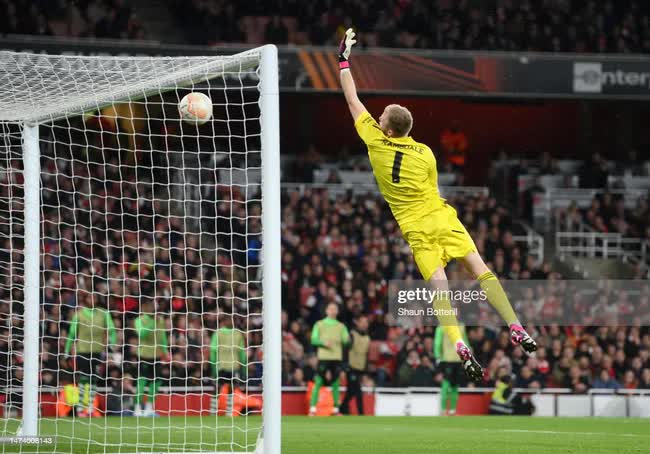 Arsenal were eliminated after a shocking defeat, Man United was on the verge of winning the European Cup - Photo 1.