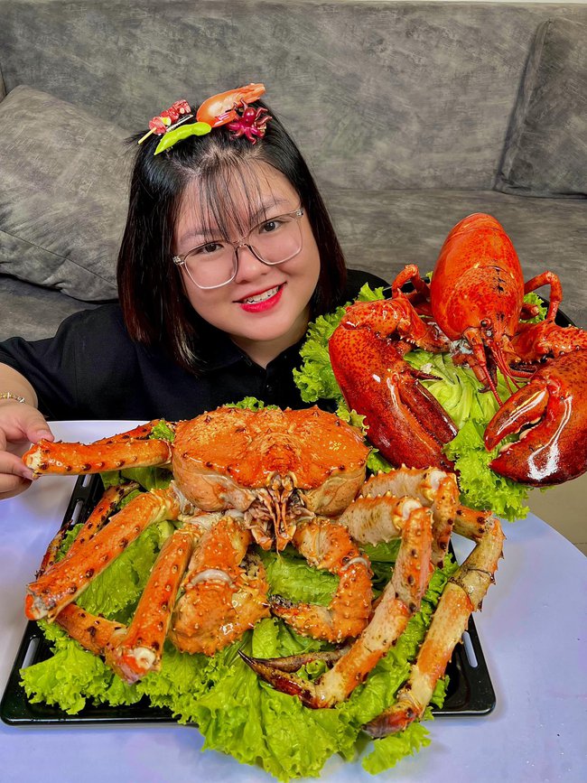Hoàng Lam Foodie - chủ nhân của những clip mukbang triệu view: Nhiều lúc mình bị đầy bụng, nhìn đồ ăn là ngán luôn - Ảnh 2.