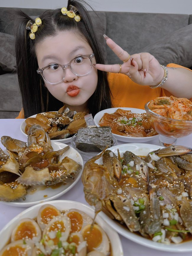 Hoàng Lam Foodie - chủ nhân của những clip mukbang triệu view: Nhiều lúc mình bị đầy bụng, nhìn đồ ăn là ngán luôn - Ảnh 1.