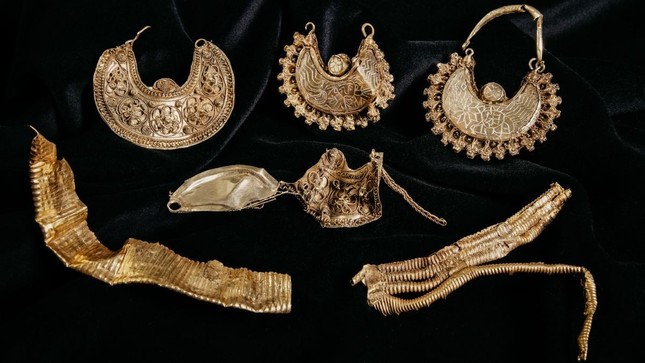 Khai quật được kho báu chứa vàng bạc cực hiếm thời trung cổ - Ảnh 1.