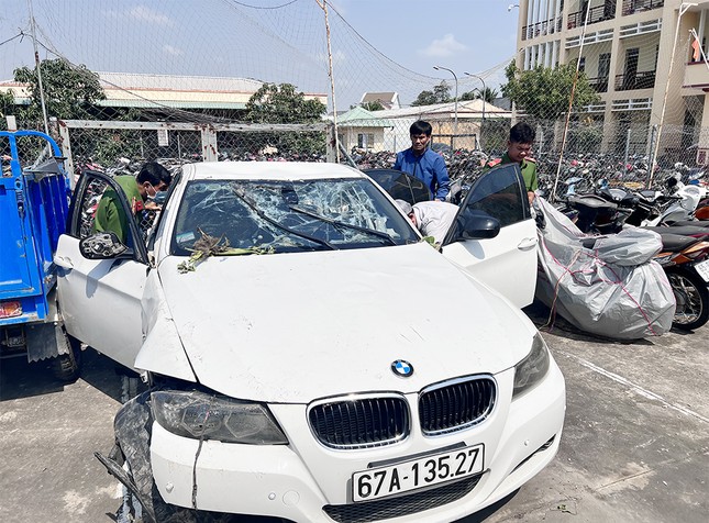 Người phụ nữ lái xe sang lao xuống kênh tử vong trong đêm - Ảnh 2.