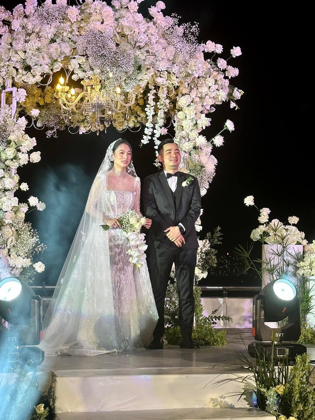 Cát Phượng, Hồng Vân cùng dàn sao đổ bộ đám cưới của đạo diễn Vbiz - Ảnh 8.