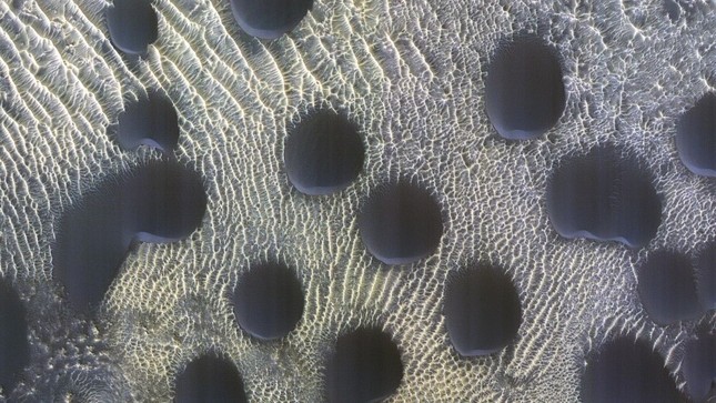 Kỳ lạ những hình tròn hoàn hảo ở cồn cát trên sao Hỏa - Ảnh 1.