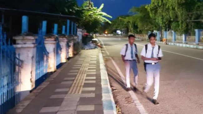 Thí điểm giáo dục gây tranh cãi ở Indonesia khiến học sinh lết như xác sống, phụ huynh bức xúc - Ảnh 1.