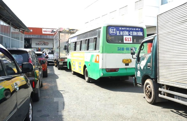 Bấm số thứ tự hai tháng mới đến lượt đăng kiểm, ô tô không dám ra đường vì sợ bị phạt - Ảnh 1.