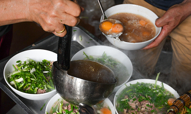  Đi nửa vòng trái đất đến Việt Nam để thực hiện ước mơ ăn phở, nhưng món ăn kèm này mới là điều khiến du khách nước ngoài bất ngờ - Ảnh 6.
