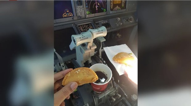Uống cà phê trong buồng lái, hai phi công Ấn Độ bị đình chỉ bay - Ảnh 1.