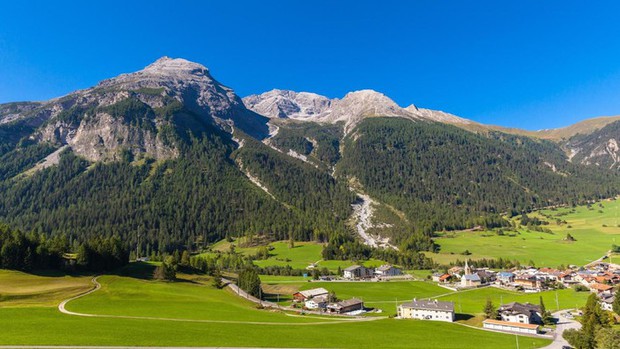 Một ngôi làng ở Thụy Sĩ cấm du khách chụp ảnh vì quá đẹp - Ảnh 5.