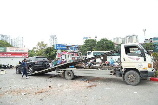 Xe ô tô trèo qua dải phân cách, lao vào hàng loạt xe rác - Ảnh 7.