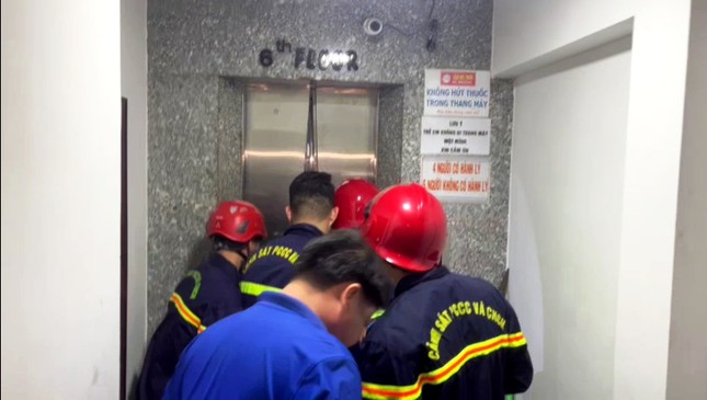 Giải cứu 3 người mắc kẹt trong thang máy khách sạn tại Huế - Ảnh 1.