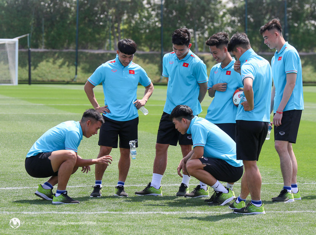 U23 Việt Nam hứng khởi trên sân tập của nhà ĐKVĐ World Cup - Ảnh 4.