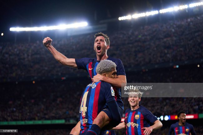 Ngược dòng ngoạn mục ở trận Siêu kinh điển, Barcelona đặt dấu chấm hết cho mộng vô địch của Real Madrid - Ảnh 2.