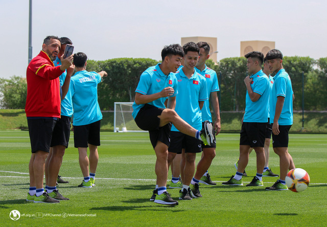 U23 Việt Nam hứng khởi trên sân tập của nhà ĐKVĐ World Cup - Ảnh 2.