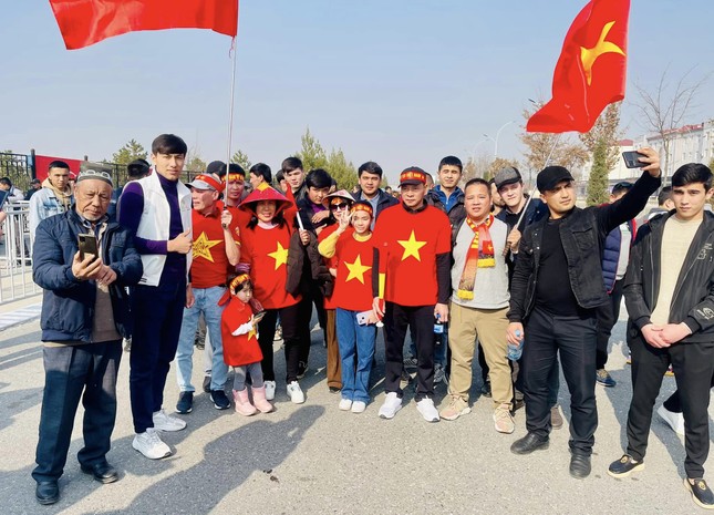 Hành trình vượt 6.000 km cổ vũ U20 Việt Nam và tình cảm đặc biệt của người dân Uzbekistan - Ảnh 4.