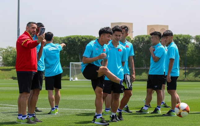 U23 Việt Nam trải nghiệm sân tập của nhà vô địch thế giới Argentina tại Qatar - Ảnh 2.