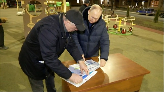 Chuyện hậu trường chuyến thăm đầu tiên tới vùng Donbass của Tổng thống Putin - Ảnh 1.